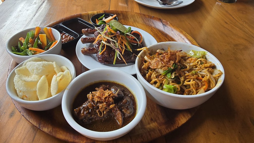 발리 Warung Nia에서 먹은 현지 음식