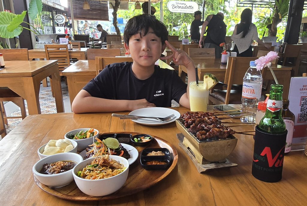 발리 Warung Nia에서 먹은 현지 음식